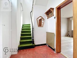 Het station van Velm is een voormalig spoorwegstation langs spoorlijn 21 (Landen-Hasselt) in Velm. Het station werd gesloten en in gebruik genomen als privéwoning. Dit authentiek pand kan mits renovatiewerken terug worden omgevormd tot een karaktervol pareltje!!!<br /><br />Alle foto's en een volledige tekst kan je terugvinden op onze eigen website --> www.pierco.be<br /><br />We betreden het pand via de centrale inkomhal dewelke doorgang biedt tot alle woongelegenheden. De vaste trap, gelegen aan de linkerzijde, zal ons naar de bovengelegen slaapvertrekken en zolderruimte leiden.<br /><br />De ruime woonkamer bevindt zich aan de achterzijde van het pand dewelke zicht heeft op de spoorlijn. Naastliggend treffen we de keuken met aansluitend de ruime berging. Vanuit de keuken heeft men via de keldertrap toegang tot de cv-ruimte en koele kelderberging.<br /><br />Aan rechterzijde van de inkomhal bevindt zich een bureelruimte met aansluitend de badkamer.<br /><br />De bovenverdieping voorziet drie slaapkamers. De zolderverdieping is eveneens bereikbaar via de centrale trappenhal.<br /><br />Tot slot beschikt het pand over een inpandige garage en een ruime aanbouw met opslagmogelijkheden.<br /><br />De tuin strekt zich uit naar de straatzijde maar er kan eveneens gebruik gemaakt worden van het achterliggende perceel (eigendom NMBS).<br /> 