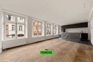 Dit recent gerenoveerde appartement met drie slaapkamers is uitstekend gelegen op slechts 50 meter van de Grote Markt in Brugge. Deze kleinschalige residentie werd volledig vernieuwd en beschikt over een lift in het gebouw. Ook het appartement zelf onderging een grondige renovatie. Zo zijn er nieuwe ramen geplaatst, is er centrale verwarming op aardgas en geniet het geheel van een gunstig EPC.<br /><br />De indeling is praktisch en doordacht: via de inkomhal bereikt u een gastentoilet en een lichtrijke leefruimte met open keuken. Aansluitend bevindt zich een ruime bergruimte. Verder zijn er drie volwaardige slaapkamers en twee badkamers, een tweede afzonderlijk toilet, een wasplaats en nog een extra bergruimte.<br /><br />Interesse? Neem dan nu contact op met Kenjiro via 0495 64 69 95 of waeles@immofrancois.be! <br /><br />