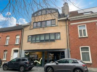 <p><span>WINKEL- OF KANTOORRUIMTE 85M² IN CENTRUM PUURS</span></p><p><span>Ligging in centrum nabij station met vlotte bereikbaarheid via N16, A12, N17 en E17</span></p><p><span> </span></p><p><span>Winkel- of kantoorruimte (63m²) geschikt voor diverse doeleinden / berging (5,7 x 2,7m) / keuken (3 x 2,3m) / sanitair.<br /><br /></span></p><p><span>Onroerende voorheffing ten laste van huurder.</span></p><p><span> </span></p>