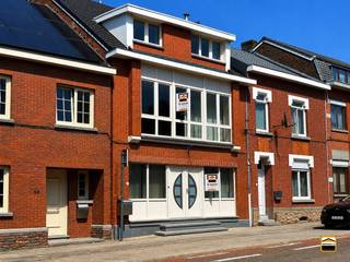 <p><span>Ruime en karaktervolle woning op gunstige locatie in het centrum van Borgloon</span></p><p><span> </span></p><p><span>Deze gesloten bebouwing is centraal gelegen in het hart van Borgloon en biedt een unieke <br />opportuniteit voor wie op zoek is naar een renovatieproject met tal van mogelijkheden.</span></p><p><span> </span></p><p><span>De woning beschikt over een ruime bewoonbare oppervlakte en telt momenteel vijf volwaardige </span></p><p><span>slaapkamers, met de mogelijkheid om uit te breiden naar zes slaapkamers. Hierdoor is deze </span></p><p><span>eigendom uitermate geschikt voor grote gezinnen, investeerders of wie wonen en werken wenst</span></p><p><span>te combineren.</span></p><p><span> </span></p><p><span>De woning geniet van een aangename indeling met een ruime leefruimte en open keuken, wat <br />zorgt voor een lichtrijke en open sfeer. Aansluitend aan de keuken bevindt zich een praktische <br />berging. Verder is er een aparte eetkamer aanwezig die perfect kan worden ingericht als <br />bureauruimte, ideaal voor wie regelmatig van thuis uit werkt.</span></p><p><span> </span></p><p><span>Op de eerste verdieping bevinden zich 2 slaapkamers en een badkamer, op de tweede verdieping<br />onderscheiden we nog 3 slaapkamers en een berging. </span></p><p><span> </span></p><p><span>Achteraan het perceel bevindt zich een garage met aansluitend een atelier. Deze extra ruimtes <br />bieden tal van mogelijkheden en zijn ideaal voor het uitoefenen van een hobby, het creëren van <br />een werkplaats of het stockeren van materiaal in het kader van een zelfstandige activiteit.<br /><br /></span></p><p><span>Dankzij de centrale ligging geniet u van een vlotte bereikbaarheid en bevinden winkels, scholen <br />en andere voorzieningen zich op wandelafstand. Kortom, een eigendom met veel potentieel voor <br />wie zijn eigen stempel wil drukken en op zoek is naar ruimte, ligging en mogelijkheden.</span></p><p><span> </span></p><p><span>Wenst U meer informatie over deze woning of een bezichtiging?<br />Contacteer ons via 012 26 22 05 of info@hetimmohuis.be</span></p>