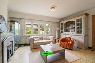 In het landelijke Pepingen, op een boogscheut van Halle, wacht deze instapklare woning met praktijkruimte op haar nieuwe eigenaar. Met 253 m² bewoonbare oppervlakte, vier slaapkamers, drie badkamers en een zonnige tuin biedt deze eigendom ruimte, rust en veelzijdigheid.<br /><br />Binnen geniet je van een doordachte indeling en natuurlijke lichtinval. De keuken sluit mooi aan op de eet- en leefruimte en vormt het hart van de woning. Grote ramen geven uit op de zuidgerichte tuin – een plek om tot rust te komen in elk seizoen.<br /><br />Het bijgebouw is een grote troef. Ideaal voor een vrij beroep, praktijk of kantoor aan huis, dankzij de aparte toegang en het praktische volume. Deze woonst combineert wonen en werken op een unieke manier, zonder in te boeten aan comfort.<br /><br />Bouwjaar 1957, maar perfect onderhouden, met 10 zonnepanelen en zonder renovatieverplichting. De garage en ruime oprit zorgen voor extra gemak. Je woont hier rustig en groen, maar toch vlakbij winkels, scholen en het station van Halle.<br /><br />Deze ruime woning te koop in Pepingen is ideaal voor gezinnen, ondernemers of wie op zoek is naar een eigendom met karakter én potentieel.<br /><br />Benieuwd naar deze veelzijdige woonst? Contacteer Immo Francois voor een bezoek.<br /><br />Woning verkopen in Pepingen? Vraag je gratis schatting aan bij Immo Francois, jouw lokale makelaar.