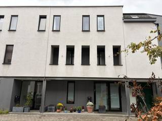 <p>Huis met tuin</p><p>Rustig wonen, met de stad binnen handbereik :<br />Een woning met een open karakter, veel natuurlijk licht en een zonnige tuin, in een rustige, autoluwe straat op de grens van Borgerhout en Antwerpen.</p><p>Kijkdagen op zaterdag 31 oktober en zondag 1 november. Maak een afspraak via ‘Contact’.</p><p>Indeling</p><p>Het huis heeft op het gelijkvloers een ruime berging die ook dient als fietsenstalling en wasruimte. Er is een leefkeuken die dankzij de grote ramen mooi aansluit op de tuin. Verder is er een gastentoilet.</p><p>De vide tussen het gelijkvloers en de eerste verdieping geeft de woning een open en luchtig karakter en zorgt voor een mooie verbinding tussen beide verdiepingen.</p><p>De eerste verdieping is momenteel ingericht als woonkamer met aansluitend een master bedroom, maar kan eenvoudig aangepast worden aan jouw noden. Dankzij het open ontwerp kan de woning meegroeien met elke levensfase.</p><p>Op de tweede verdieping zijn er een ruime badkamer met ligbad, dubbele lavabo en toilet, een multifunctionele kamer die momenteel als dressing en bureau wordt gebruikt, en een grote slaapkamer met een eigen terras.</p><p>Ligging</p><p>Het huis ligt op de grens van Borgerhout en Antwerpen, op wandel- en fietsafstand van winkels, scholen, horeca en culturele plekken zoals De Roma, Trix en de AFAS Dome. Ook de Stuivenbergsite, volop in ontwikkeling, ligt vlakbij.</p><p>Dankzij de uitstekende verbindingen met het openbaar vervoer en de nabijheid van Antwerpen-Centraal is er een vlotte bereikbaarheid. Je hebt de mogelijkheid om vlakbij een parkeerplaats te huren.</p><p>Troeven van het huis:</p><p>* Rustige ligging in een autoluwe straat<br />* Veel natuurlijk licht dankzij de grote ramen<br />* Zonnige tuin met veel privacy<br />* Flexibele indeling<br />* Ruime berging met plaats voor fietsen en wasruimte<br />* Terras aansluitend op de slaapkamer<br />* Centrale ligging nabij winkels, scholen, horeca en cultuur</p>
