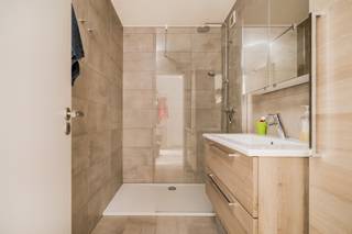 Instapklaar 2-slaapkamerappartement met terras en garage (+€ 25.000).Dit lichtrijke appartement is gelegen in een kleinschalig en verzorgd gebouw met...