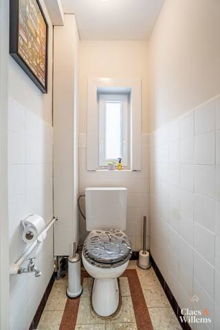 Deze instapklare woning is gelegen op een gunstige locatie te Halle, nabij winkels, scholen, openbaar vervoer, speelpleinen en met een vlotte verbinding naar de belangrijkste invalswegen. Dankzij de ruime tuin, garage en praktische indeling vormt deze woning de ideale thuis voor gezinnen.
We betreden de woning via de inkomhal met apart toilet en wandelen langs de keuken naar de aangename leef- en eetruimte. Dankzij de grote raampartijen geniet deze ruimte van veel natuurlijke lichtinval en heeft u rechtstreeks toegang tot het terras en de ruime tuin, waar het heerlijk vertoeven is.
Op de eerste verdieping treffen we drie slaapkamers en een badkamer uitgerust met een bad met douchefunctie, lavabo en toilet.
Verder beschikt de woning nog over een ruime zolder met tal van mogelijkheden, bereikbaar via een luik.
Tot slot beschikt de woning eveneens over een kelder die voorziet in heel wat opbergruimte, een garage en een autostaanplaats.
Deze charmante woning combineert ruimte, comfort en een gunstige ligging en vormt daardoor de ideale thuis voor gezinnen die op zoek zijn naar aangenaam wonen in Halle.