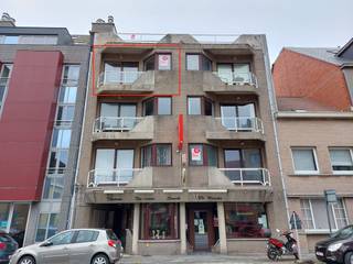 Dit appartement gelegen langs de Nieuwpoortsesteenweg in Mariakerke (Oostende) heeft een oppervlakte van 80 m². De ruime woonkamer met...