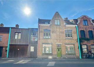 Charmante STADSWONING met TUIN & GARAGE gelegen op wandelafstand van het historische centrum van Brugge en met alle voorzieningen binnen...