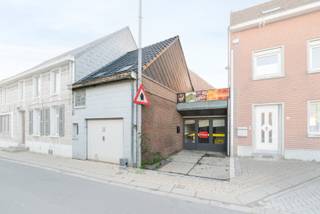 Gelegen op een gunstige locatie nabij het centrum van Bever, vinden we dit ruime handelspand met een totale bruikbare oppervlakte van ca. 294 m².Het...
