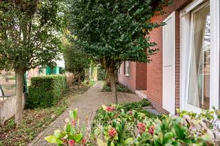 <p>Welkom in het hart van de Kempen! Deze woning is gelegen in een aangename en rustige woonomgeving die bekendstaat om haar groene karakter en gezinsvriendelijke sfeer. Dankzij de nabijheid van scholen, winkels en uitgestrekte bossen geniet je hier van een perfecte balans tussen rust, natuur en comfort.</p>
<p>Bij binnenkomst word je meteen overspoeld door een warme, huiselijke sfeer die werkelijk door heel de woning voelbaar is. De lichtrijke leefruimte straalt een heerlijk ruimtelijk karakter uit dankzij de riante raampartijen, terwijl de authentieke schouw het hart vormt voor knusse familieavonden. Aangrenzend bevindt zich de geïnstalleerde keuken welke in een charmant, landelijk jasje werd gestoken.</p>
<p>De allergrootste troef is hier toch wel de prachtige, royale tuin van 750 m². Met een sfeervolle vijver en een aangenaam terras vormt deze plek een waar paradijs. Of je nu droomt van zonnige namiddagen, barbecues met vrienden of spelende kinderen op het gras, je geniet hier hoe dan ook met volle teugen van het buitenleven.</p>
<p>Verder beschikt de woning nog over 3 volwaardige slaapkamers (21 m², 14 m² &amp;14 m²) en een moderne badkamer met een inloopdouche, ligbad, handdoekradiator en dubbele lavabo in meubel.</p>
<p>Kortom, een plek waar thuiskomen elke dag een plezier is.<br />Een echte woondroom in de Kempen!</p>
<p><strong>Technische gegevens: Kelder </strong>&amp;<strong> ruime zolder (93 m²) </strong>aanwezig!<strong> Oprit + garage </strong>met aansluitingen voor was- en droogmachine, <strong>Tuinhuis</strong> voorzien. <strong>Zonnepanelen, </strong>centrale verwarming op gas via een condenserende ketel, dubbele beglazing in hout.</p>
<p><strong>Stedenbouwkundige inlichtingen en bodemattest aanwezig. Asbestveilig (maar niet asbestvrij). Bevindt zich niet in een risicozone voor overstromingen (P- en G-score D). Renovatieverplichting niet van toepassing.</strong></p>