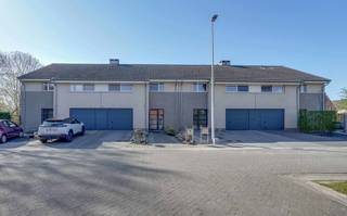 We vinden deze toffe gezinswoning met 3 slaapkamers terug in een doodlopende straat, die grenst aan mooie groen omgeving. Wonen in een groene...