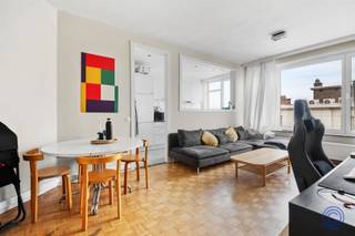 <p><span>Informatie appartement</span></p><p><span>Dit knus appartement met 2 slaapkamers bevindt zich op de 8ste en hoogste verdieping in een goed onderhouden gebouw. U komt binnen in de inkomhal met ruime vestiairekasten. De leefruimte geniet van veel lichtinval dankzij de grote raampartij en is voorzien van een mooie blokjesparket. Aansluitend aan de leefruimte is er een vernieuwde halfopen keuken, voorzien van o.a. een gasvuur met dampkap, grote oven, vaatwasser en ijskast met vriesvak. Achteraan het appartement, aan de kant van de rustige Violierstraat, zijn er 2 slaapkamers van ca. 14m² en 8m². De badkamer is voorzien van een douche-in-bad, lavabomeubel en aansluiting voor een wasmachine en droogkast. Aparte WC. Het gebouw is voorzien van een lift en parlofonie. Maandelijkse provisie: 165 EUR (privatieve verwarming en waterverbruik, onderhoud en verbruik gemene delen, syndicus, blokpolis, afval ophaling, ...). Super centrale ligging in Antwerpen nabij het Eilandje met verschillende winkels, cafés en restaurants op wandelafstand. Vlot bereikbaar en openbaar vervoer (tram, bus, trein) in de directe omgeving!</span></p><p><span> </span></p><p><span>Indeling</span></p><ul><li><span>Gezellige en lichtrijke woonkamer ca. 18m² met knap panoramisch zicht. De leefruimte is voorzien van een goed onderhouden blokjesparket.</span></li><li><span>Recent geplaatste en volledig uitgeruste half open keuken, voorzien van o.a. een gasvuur met 4 pitten, dampkap, vaatwasser, grote oven, ijskast met apart vriesvak. De spatwand is voorzien van mooie witte metro tegeltjes.</span></li><li><span>Ruime inkomhal met dubbele vestiairekast.</span></li><li><span>Slaapkamer 1 ca. 14m² gelegen aan de rustige Violierstraat.</span></li><li><span>Badkamer uitgerust met een douche-in-bad en lavabomeubel. Aansluiting aanwezig voor een wasmachine en droogkast.</span></li><li><span>Slaapkamer 2 ca. 8m² gelegen aan de rustige Violierstraat</span></li><li><span>Aparte WC.</span></li></ul><p><span> </span></p><p><span>Huurvoorwaarden</span></p><ul><li><span>Huurprijs: 1.050 EUR/maand. </span></li><li><span>Algemene kosten: provisie 165 EUR/maand (privatief waterverbruik, privatieve verwarming, onderhoud en verbruik in de gemeenschappelijke delen waaronder de lift, brandverzekering gebouw). </span></li><li><span>Beschikbaar vanaf 01/12/2025.</span></li></ul><p><span> </span></p><ul><li><span>Individuele meter: elektriciteit. </span></li></ul><ul><li><span>Waarborg: 3 maanden huur.</span></li><li><span>Intredende plaatsbeschrijving: 175 EUR excl. 21% BTW per partij.</span></li></ul><p><span> </span></p><p><span>Gebouw</span></p><ul><li><span>Kelderverdieping, handelsruimte op gelijkvloers en 8 verdiepingen met telkens 4 appartementen.</span></li><li><span>Lift aanwezig.</span></li><li><span>Parlofoon aanwezig.</span></li></ul><p><span> </span></p><p><span>Ligging</span></p><ul><li><span>Gelegen in het centrum van Antwerpen nabij het Eilandje met verschillende cafés, restaurants en winkels op wandelafstand.</span></li><li><span>Openbaar vervoer (tram, bus en trein) in de directe omgeving. Velo Antwerpen station om de hoek</span></li><li><span>MOBISCORE: 9,5/10!</span></li></ul><p><span> </span></p><p><span>*De informatie in deze prospect is ter informatieve titel: de kandidaat-kopers moeten hun eigen zaak maken van het verkrijgen, controleren en interpreteren van deze informatie.</span></p>