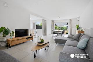 KIJKDAG ZATERDAG 29/8 VAN 10U TOT 12U (inschrijven vooraf via residentievastgoed.be)<br /><br />Recente, energiezuinige woning met 3 slaapkamers en garage in een rustige woonwijk te Keiem. <br /><br />Deze woning uit 2017 is rustig gelegen in een doodlopende wijk en valt vooral op door haar energiezuinigheid. Met een EPC van 80 kWh/m², energielabel A, 15 zonnepanelen en een thuisbatterij van 5 kW is de woning sterk uitgerust op energetisch vlak.<br /><br />Via de inkomhal met apart toilet komt u in de leefruimte met aansluitend de open keuken voorzien van alle elektrische toestellen en opvallend veel kastruimte. Deze volledige ruimte is uitgerust met airco. Het schuifraam heeft vanuit de leefruimte toegang tot het terras en de tuin. Grenzend aan de keuken is er toegang tot de inpandige garage met aansluiting voor wasmachine en droogkast en alle andere voorzieningen.<br /><br />Op de eerste verdieping bevinden zich drie volwaardige slaapkamers, waarvan twee uitgerust met airco; een badkamer met ligbad, douche, dubbele lavabo en toilet. Op deze verdieping zijn alle ruimtes uitgerust met rolluiken. De zolder op de tweede verdieping zorgt daarnaast voor extra opslagmogelijkheden.<br /><br />De vermelde prijs is een richtprijs, elk bod wordt overgemaakt aan de eigenaar die zich het recht voorbehoud het bod al dan niet te aanvaarden.<br /><br />Neem een voorsprong en vraag uw gratis, vrijblijvende waardebepaling aan via: www.residentievastgoed.be/gratisonlineschatten<br /><br />EPC: A-label | Ref.: DI00088