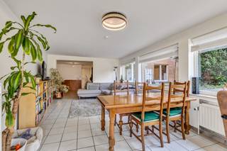 <p>Op zoek naar een ruim en lichtrijk appartement met een uitzonderlijke buitenruimte? Dit instapklare <strong>gelijkvloers appartement</strong> van <strong>128 m²</strong> in Dilbeek combineert comfort, ruimte en een uitstekende ligging nabij Brussel.</p><p></p><p>Gelegen in een <strong>kleinschalige residentie</strong> met slechts 6 appartementen geniet u hier van rust en privacy. De absolute troef is de ruime <strong>zuidgerichte tuin</strong> van ca. 200 m², exclusief voor dit appartement, ideaal voor gezinnen, tuinliefhebbers of wie graag buiten leeft.</p><p></p><p>Binnenin beschikt het appartement over een ruime leefruimte met veel lichtinval, een praktische keuken, <strong>drie slaapkamers</strong> (16m², 13m², 13m²) een badkamer en praktische bergruimtes.</p><p></p><p>Extra comfort wordt geboden door een <strong>privatieve garage</strong>, <strong>twee staanplaatsen</strong> buiten en een <strong>private kelderberging</strong>.</p><p>Technisch is het appartement goed uitgerust met dubbele beglazing en recente centrale verwarming op aardgas. Gunstig <strong>EPC-label C</strong> (232 kWh/m²/jaar)</p><p></p><p>De ligging is een absolute meerwaarde: in de onmiddellijke nabijheid van winkels, scholen, sportfaciliteiten en openbaar vervoer. Dankzij de vlotte verbindingen en de nabijheid van de Brusselse Ring bereikt u Brussel en omliggende gemeenten in geen tijd.</p><p></p><p>Een ideale opportuniteit voor wie ruim en comfortabel wil wonen op een strategische locatie.</p>