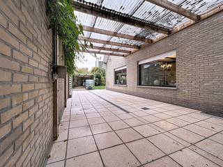 HALFOPEN WONING GELEGEN IN RUSTIGE, DOODLOPENDE STRAAT DOCH ZEER DICHTBIJ CENTRUM IEPER. DE WONING IS ALS VOLGT INGEDEELD: GELIJKVLOERS:RUIME...