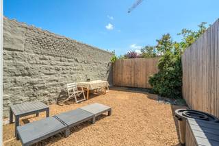 Ruime woning met 5 slaapkamers te koop te Middelkerke. Deze recentelijk gerenoveerde woning bevindt zich in het centrum van Middelkerke. <br /><br />Indeling: <br />*gelijkvloers<br />- inkomhall (6m²)<br />- woonkamer met open keuken (31m²) voorzien van kookeiland met elektrisch vuur, spoelbak, koelkast, oven en vaatwasmachine<br />- slaapkamer (16m²)<br />- toilet <br />- gezellig zuid gerichte stadstuin (32m²)<br /><br />*eerste verdieping<br />- slaapkamer 2 (18m²) <br />- slaapkamer 3 (6m²)<br />- badkamer (13m²) voorzien van douche, ligbad, toilet en dubbel lavabomeubel<br /><br />*tweede verdieping<br />- slaapkamer 4 (21m²)<br />- slaapkamer 5 (16m²)<br /><br />De woning beschikt bovendien over een ruime kelderverdieping voorzien van een aansluiting voor wasmachine en een geïsoleerde zolderverdieping. <br /><br />Geïnteresseerd in deze unieke mogelijkheid te centrum Middelkerke? Neem vandaag contact op voor een plaatsbezoek!<br /><br />Bestuursmaatregelen in het maatregelenregister: nee