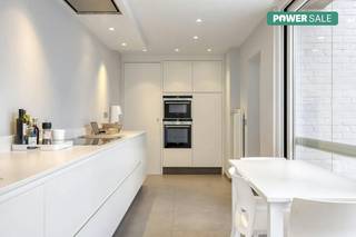 Deze ruime woning in het hart van Lendelede biedt zowel wooncomfort als een commerciële mogelijkheid. De woning beschikt over een aparte kapsalon...