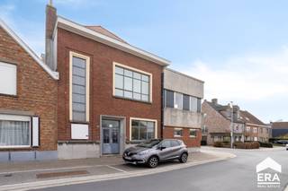 <p><span>Investeringsopportuniteit met sale &amp;amp; lease back en met toekomstige ontwikkelingsmogelijkheid in hartje Oostkamp</span></p>

<p>Gelegen aan de Maciebergstraat 75, 8020 Oostkamp, bevindt dit veelzijdige vastgoed zich in een rustige residentiële omgeving, op korte afstand van het centrum van Oostkamp. Dankzij de uitstekende ligging combineert deze eigendom een aangename woonomgeving met een vlotte bereikbaarheid.</p>

<p><strong>Troeven van het pand</strong></p>

<ul><li>Gelegen in woongebied volgens de meest recente stedenbouwkundige voorschriften</li><li>Gelegen in BPA, waarbij de gemeente Oostkamp akkoord kan gaan met een kleinere gevelbreedte dan de standaard 7,5 m</li><li>Interessante sale &amp;amp; lease back opportuniteit</li></ul>

<p><strong>Bijkomstige info</strong></p>

<ul><li>Bouwjaar: 1951</li><li>Totale perceeloppervlakte: 584 m²</li><li>Totale bruto vloeroppervlakte gebouwen: 792 m²</li><li>Geen overstromingsgevoelig gebied</li><li>Beperkte tot geen geluidshinder</li><li>Niet gelegen in beschermd erfgoed- of archeologisch gebied</li></ul>

<p>Een interessante opportuniteit voor investeerders die op zoek zijn naar een strategisch gelegen eigendom met ontwikkelingspotentieel in een aantrekkelijke gemeente in West-Vlaanderen.</p>