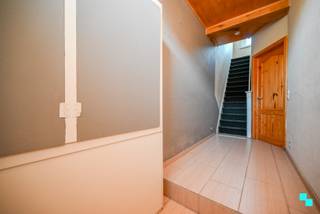 Ontdek deze goed onderhouden eengezinswoning met <strong>drie slaapkamers</strong> (waaronder de ruime, afgewerkte zolder), beschikkende over een bewoonbare oppervlakte van 137 m² (volgens EPC-attest) ,gelegen op een oostgericht perceel van 243 m². Verder beschikt de woning over een uitstekende bereikbaarheid dankzij de onmiddellijke nabijheid van enkele scholen, grootwarenhuizen, de Rijksweg, alsook het op- en afrittencomplex E403.Indeling gelijkvloers: Inkomhal, ruime en lichtrijke leefruimte met veel natuurlijke lichtinval dankzij de grote lichtkoepel en schuifraam naar de tuin. Aansluitend bevindt zich de open keuken (gaskookplaat, oven, dampkap, dubbele spoelbak en koelkast) met directe toegang tot het terras. Verder is er op het gelijkvloers een badkamer met douche en wastafelmeubel aanwezig en een apart toilet. Op de eerste verdieping bevinden zich twee slaapkamers. De ruime, volledig afgewerkte en geïsoleerde zolderverdieping is te bereiken via een vaste trap en doet momenteel dienst als derde slaapkamer. Verder beschikt de woning over een oost gerichte tuin met terras, die ochtend en middagzon biedt. EPC B (198 kWh/(m² jaar)) – Renovatieverplichting NIET van toepassing | Zevenmaal HR-glas (PVC) - eenmaal dubbel glas | Centrale verwarming aanwezig (2020) | EK conform | Asbestveilig | Kelder | Mobiscore 7,8/10. Margot organiseert voor deze woning de bezoeken, mits het maken van een afspraak. www.bordes.be.