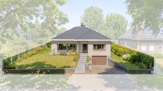 <h3><strong>Te koop in Meise: gelijkvloerse woning met zeer ruime garage</strong></h3>
<p>Deze open bebouwing is rustig gelegen in een groene residentiële wijk in Meise, nabij openbaar vervoer en belangrijke invalswegen. De woning biedt het comfort van gelijkvloers wonen en vormt een ideale keuze voor wie op zoek is naar rust, ruimte en praktisch wooncomfort. De ruime veranda zorgt voor een aangename overgang tussen binnen en buiten, terwijl de aangename tuin een heerlijke plek biedt om volop van het groen te genieten. Bovendien beschikt de woning over een uitzonderlijk ruime garage met tal van opslagmogelijkheden, ideaal voor hobbyisten of wie extra bergruimte wenst. Nabijgelegen gemeenten zoals Wolvertem, Grimbergen en Kapelle-op-den-Bos zijn bovendien vlot bereikbaar.</p>
<p> </p>
<p><strong>Belangrijkste ruimtes:</strong></p>
<p>• Ruime woonkamer met open haard</p>
<p>• Uitgeruste keuken</p>
<p>• Veranda met zicht op de tuin</p>
<p>• Twee slaapkamers (13 m² en 9 m²)</p>
<p>• Badkamer met douche</p>
<p>• Apart toilet met handenwasser</p>
<p>• Twee praktische bergingen</p>
<p>• Zeer ruime garage met automatische poort</p>
<p> </p>
<p><strong>Troeven:</strong></p>
<p>• Leefruimtes bevinden zich op het gelijkvloers</p>
<p>• Zeer ruime garage met tal van opslagmogelijkheden</p>
<p>• Rustige ligging in een groene en residentiële wijk</p>
<p> </p>
<p><strong>Wens je een bezoek? Contacteer ERA LEUS &amp; TOYE via 02/335.11.12 en plan een afspraak met Gilles Sato.</strong></p>
<p> </p>
<p><strong>JOUW DROOMHUIS. ZO GEVONDEN!</strong></p>