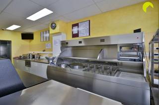 We offer you this very well located commercial house with a commercial ground floor of 115 m² and a living area of 94 m².With the railway station and...