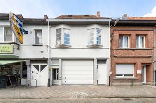 <p><span>Ligging<br /></span><span>Dit appartement bevindt zich op wandelafstand van het centrum van Lokeren. <br />Een warme bakker is je buur, winkels, scholen en horeca liggen om de hoek. <br />Het station en de op- en afrit van de E17 bereik je in enkele minuten met de wagen.<br /><br /></span><span>Appartement met 2 slaapkamers en terras<br /></span><span>Op de eerste verdieping kom je binnen in een ruime leefruimte met plaats voor een zithoek en een grote eettafel. <br />De keuken sluit erop aan en is uitgerust met kookplaat, dampkap en heel wat kastruimte. <br />Verder vind je een badkamer met douche en lavabo, een aparte ruimte met aansluiting voor de wasmachine, en twee slaapkamers. <br />Achteraan geeft een deur uit op een terras. <br /><br />Ook het duplexappartement is (samen of apart) te koop: leefruimte met zit- en eethoek, keuken, badkamer met douche en aansluiting voor de wasmachine en twee slaapkamers onder het dak. <br /><br />Appartement 1ste verdieping met 2 slpk en terras - 159.000 EUR<br />Duplexappartement met 2 slpk - 169.000 EUR<br />samen te koop aan 299.000 EUR<br /><br /></span><span>Troeven<br /></span><span>/ 2 slaapkamers<br />/ terras<br />/ centrale ligging met vlotte verbinding<br /><br /></span></p><p><span> </span></p>
