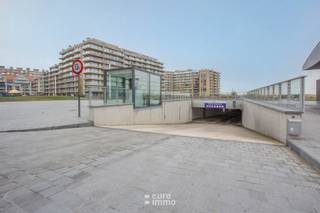 Ruime, gesloten garagebox te huur op verdieping - 1 in het centraal gelegen nieuwbouwcomplex Parking 2 aan het cultureel centrum Ysara te Nieuwpoort-Bad.<br /><br />Afmetingen: 3m (breedte) op 6m (diepte).
