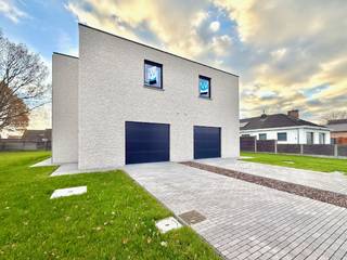 LAATSTE WONING TE KOOP !Deze moderne en praktische nieuwbouwwoning ligt op een zeer goede ligging te Evergem en ligt op een ideaal ZUIDgericht...