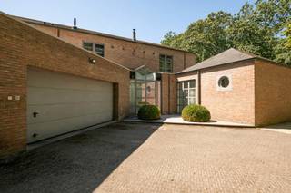 Op een absolute toplocatie in het gegeerde Brasschaat bevindt zich deze ruime en instapklare villa. De woning beschikt over een royale woonoppervlakte van maar liefst ca. 425 m² en is gelegen op een prachtig perceel van ca. 2.000 m². Ze combineert uitzonderlijk veel ruimte en wooncomfort met een aangename, groene buitenomgeving en biedt bovendien dankzij de ruime praktijkruimte tal van mogelijkheden voor wie wonen en werken wenst te combineren.<br /><br />De woning beschikt over een praktische en comfortabele indeling met drie ruime slaapkamers en twee badkamers. De keuken en badkamers werden in 2014 volledig gerenoveerd, evenals de tuin, waardoor de woning een verzorgde uitstraling geniet en instapklaar is. De dubbele beglazing draagt bij aan het aangename wooncomfort en met een EPC-score van 228 beschikt de woning over een degelijk energetisch niveau.<br /><br />Een bijzondere troef is de ruime praktijkruimte, die uitstekend geschikt is voor een zelfstandige activiteit, vrij beroep, kantoor of andere professionele invulling. Hierdoor biedt dit eigendom een interessante combinatie van wonen en werken, zonder in te boeten aan privacy en wooncomfort.<br /><br />Ook de buitenomgeving vormt een belangrijk pluspunt. De mooie, volledig privatieve tuin geniet van een zuidelijke oriëntatie en biedt dankzij het ruime terras volop mogelijkheden om in alle rust van het buitenleven te genieten. De royale tuin zorgt bovendien voor een bijzonder aangenaam gevoel van ruimte en privacy.<br /><br />Verder beschikt de woning over een dubbele garage, die niet alleen plaats biedt aan twee wagens, maar tevens extra bergruimte en praktisch comfort biedt.<br /><br />Met haar indrukwekkende woonoppervlakte van ca. 425 m², het ruime perceel van ca. 2.000 m², de drie slaapkamers, twee badkamers, gerenoveerde keuken en badkamers, ruime praktijkruimte, dubbele garage en zuidgerichte privatieve tuin, is deze eigendom een bijzonder compleet aanbod. De combinatie van ruimte, comfort, veelzijdigheid en een absolute topligging maakt van deze villa een unieke opportuniteit voor wie op zoek is naar een ruime en instapklare woning in Brasschaat.<br /><br />De woning geniet een uitstekende ligging aan de Baillet-Latourlei in Brasschaat, een rustige en groene omgeving die bekendstaat om haar residentiële karakter. Tegelijk bevinden winkels, scholen, horeca, sportfaciliteiten en belangrijke verbindingswegen zich op korte afstand. Een ideale combinatie van rust, privacy en bereikbaarheid, op een van de meest gegeerde locaties van Brasschaat.