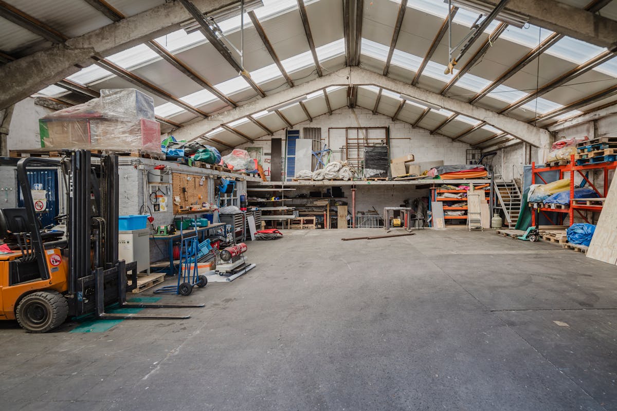 Bedrijfsgebouw met verhuurd appartement te koop in Wevelgem - foto 4