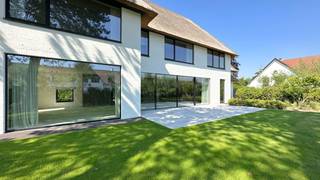 VILLA contemporaine de construction neuve, aux finitions particulièrement soignées, située à quelques pas du Royal Zoute Tennis Club...La villa jouit...