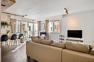 <p>Dit prachtige appartement bevindt zich middenin het bruisende hart van Antwerpen. Met iconische trekpleisters waaronder de Meir, Groenplaats en de Grote Markt op wandelafstand, woon je hier te midden van de dynamiek, gezelligheid en de eindeloze avonturen die ’t stad te bieden heeft.</p>
<p>Kom binnen en laat je verrassen door de indrukwekkende uitstraling van dit appartement. Een strakke industrielook gecombineerd met warme natuurlijke elementen resulteert in een unieke, gezellige sfeer die werkelijk in elke ruimte voelbaar is. Via de inkomhal kom je terecht in de L-vormige leefruimte waar de trendy open keuken zich meteen als een blikvanger presenteert, geïnstalleerd met hoogwaardige toestellen én afgewerkt met een arendsoog voor stijl. Verder zijn er nog 3 ruime slaapkamers (15 m², 10 m² &amp; 10 m²) en een badkamer voorzien deze werd uitgerust met een comfortabel ligbad, ruime inloopdouche en lavabo in stijlvol meubel. Ook hier zorgen aardse tinten en houtelementen voor een oase van rust en harmonie. Als extra troef voor het dagelijks comfort werd er nog een praktische berging voorzien met aansluitingen voor was- en droogmachine.</p>
<p>Dit is jouw kans op een instapklare woonst dat garant staat voor een zorgeloze woonbeleving vanaf dag één.</p>
<p><strong>Nooit meer parkeerstress?</strong> Ondergrondse parkeerplaats aan te kopen à € 35.000,00.</p>
<p><strong>Maandelijkse kosten: </strong>Provisie van € 183,00 met een jaarlijkse afrekening (inclusief water, lift, elektriciteit gemene delen, schoonmaak en onderhoud van het gebouw, verzekeringen, onderhoud tuin, syndicus, etc.).</p>
<p><strong>Technische gegevens: Lift aanwezig. </strong>Centrale verwarming op gas (individueel), HR-beglazing in aluminium. <strong>Elektriciteit is conform!</strong></p>
<p><strong>Stedenbouwkundige inlichtingen en bodemattest aanwezig. Asbestveilig (maar mogelijk niet asbestvrij). Bevindt zich niet in een risicozone voor overstromingen (P- en G-score A). Renovatieverplichting niet van toepassing.</strong></p>