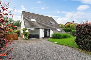 <p>Op een rustige en aangename locatie in Keerbergen bevindt zich deze verzorgde woning uit 1985 op een ruim perceel van 700 m². Met een bewoonbare oppervlakte van 145 m², een ruime tuin en een praktische indeling biedt deze woning comfortabel wonen in een groene omgeving.<br /><br />We betreden de woning via de inkomhal met gastentoilet. De leefruimte vormt het hart van de woning en omvat een gezellige woonkamer en eetplaats. Aansluitend bevindt zich de moderne keuken, vernieuwd in 2023 en uitgerust met kwalitatieve toestellen, waaronder een ingebouwd koffieapparaat. Vanuit de keuken is er toegang tot de praktische berging en de polyvalente ruimte. Deze extra ruimte biedt tal van mogelijkheden en kan ingericht worden als hobbykamer, bureau, vierde slaapkamer of ruimte voor een zelfstandig bijberoep.<br /><br />Via de nachthal bereiken we de drie slaapkamers en de badkamer. De badkamer is uitgerust met een inloopdouche, dubbele lavabo en toilet. De master bedroom beschikt bovendien over airconditioning, net als de leefruimte, wat zorgt voor extra comfort tijdens warme dagen.<br /><br />De woning beschikt over nieuwe ramen, geplaatst in 2021, en een conforme elektrische installatie. Achteraan geniet u van een ruime, zuidoostgerichte tuin met een aangenaam terras, ideaal om in alle rust van de buitenruimte te genieten.<br /><br />Bent u op zoek naar een verzorgde woning met drie slaapkamers, een polyvalente ruimte en een ruime tuin op een rustige locatie in Keerbergen? Contacteer ons via 0473/27 88 57 of neem een kijkje op www.boonstravastgoed.be.<br />Bijzonderheden:<br /><br />• Conforme elektrische installatie<br />• Ruime ZO-gerichte tuin met terras<br />• 3 slaapkamers + polyvalente ruimte</p>