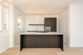 <p><span><span>Vivre avec du charme, de la classe et une touche de grandeur</span></span></p><p><span><span>Un bâtiment qui ne se contente pas d'être vu, mais qui a un air d'architecture. Ici, la façade respire l'art nouveau, on entre dans un hall authentique, on a de hauts plafonds. Une maison avec une histoire et une histoire, et ce dans un cadre moderne.</span></span></p><p><span><span>Bienvenue dans le quartier bien-aimé de Markgrave, un quartier vivant de standing où joyaux architecturaux, vie citadine et tranquillité vont de pair. Les parcs sont au coin de la rue, le restaurant le plus branché de 2025, Cobrahouse, est votre nouveau point de chute et l'une des meilleures boulangeries d'Anvers, Domestic, est accessible à pied. Tout cela, combiné à une excellente accessibilité, est un mariage parfait.</span></span></p><p><span><span>Pourquoi vous voudrez vivre ici</span></span></p><ul><li><span><span>Architecture élégante et bâtiment entièrement rénové (conçu par Jules Dries en 1910)</span></span></li><li><span><span>Beaucoup de lumière et de belles hauteurs de plafond</span></span></li><li><span><span>Terrasse et balcon donnant sur le parc</span></span></li><li><span><span>Deux chambres de taille normale avec une agréable sensation d'espace</span></span></li><li><span><span>Situation centrale</span></span></li><li><span><span>Prêt à emménager</span></span></li></ul><p><span><span>Au premier étage de l'immeuble se trouve l'appartement de deux chambres à coucher. Un bel espace de vie avec accès au balcon donnant sur la rue. La salle à manger est une extension de l'espace de vie et peut être séparée par une double porte. Une cuisine ouverte, équipée de tous les appareils électroménagers (Miele - Samsung), avec accès à la terrasse arrière donnant sur la verdure. Dans le huitième hall, il y a des toilettes pour les invités et une pièce de rangement avec un branchement pour la machine à laver et le sèche-linge.</span></span></p><p><span><span>La chambre principale dispose d'un dressing et d'une salle de bains à l'arrière. La<sup>2ème</sup> pièce se trouve à l'avant de l'appartement et est parfaite comme pièce de loisir, chambre d'amis ou bureau.</span></span></p><p><span><span>Intéressé(e) ? N'attendez pas trop longtemps et prenez rendez-vous à </span></span><span><span>www.sinjoor.be</span></span><span><span> ou au 03 283 05 00.</span></span></p>