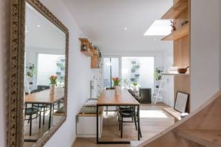 In het hartje van de gezinsvriendelijke stadsbuurt dampoort, treffen we deze recent gerenoveerde woning. <br />In 2021, begin 2022, werd dit huis volledig gestript en voorzien van alle hedendaagse technieken, aansluitingen en comfort. <br />Ideaal als investering, voor jonge starters of ouders die hun studerende kinderen willen huisvesten op een toplocatie. <br />Vlakbij N70, R40, bushaltes en op 6 minuten fietsen van historisch centrum Gent en station Dampoort. <br />De benedenverdieping bestaat uit een half afgescheiden keuken-en leefruimte. <br />Dankzij de ramen aan straatzijde blaakt de woning in het zonlicht. Verder is er een groot schuifraam aan de stadskoer. <br />De eerste verdieping biedt plaats aan, een multifunctionele kamer met aansluitend een uitgeruste badkamer met douche en lavabo.<br />Een verdieping hoger vinden we een volwaardige slaapkamer. <br />Elke kamer werd uitgerust met voldoende stopcontacten en aansluiting voor internet en televisie.<br /><br />Plan snel een bezoek in. CONTACT: Bel Simon op 0498123708 of mail naar simon@vicusvastgoed.be