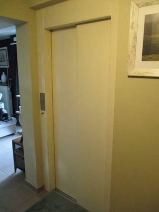- Gelegen in gebouw van 3 appartementen + lift<br />- Dichtbij supermarkt, winkels en openbaar vervoer<br />- Ruime lichte woonkamer<br />- Open keuken voorzien van kookplaat, combi-oven, koel-vriescombinatie en vaatwasser<br />- Badkamer met ligbad + scherm en lavabomeubel<br />- Gastentoilet met hangwc en handenwasser<br />- 2 mooie slaapkamers, bureel en bergkamer<br />- Wasplaats<br />- Zuidelijk gelegen terras aan woonkamer<br />- Garagebox in afgesloten binnenplein<br />- EPC-waarde = 102 kWh/m² (per jaar)<br />- Watertoets: P-score: A - G-score: A<br />- 80 €/maand gemeenschappelijke kosten<br /><br />Beschikbaar 16 januari 2027<br /><br />Vg-Wg-Gdv-Gvkr-Gvv<br /><br />Contacteer ons via info@vergimmo.be
