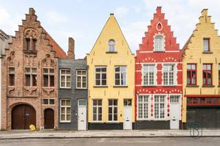 Charmante, volledig gerenoveerde stadswoning met 3 slaapkamers, 2 badkamers en zonnig terras<br /><br />In het gegeerde Sint-Annakwartier, midden in het historische centrum van Brugge, bevindt zich deze karaktervolle en instapklare stadswoning. De woning werd in 2024 volledig gerenoveerd met veel respect voor haar authentieke uitstraling. Originele elementen zoals de houten balkenstructuur en de hoge plafonds werden zorgvuldig behouden en vormen een perfecte harmonie met het hedendaagse wooncomfort.<br /><br />Dankzij haar rustige ligging geniet u van een aangename woonomgeving, terwijl scholen, winkels, openbaar vervoer en het bruisende stadscentrum zich op wandelafstand bevinden.<br /><br />De woning omvat een inkomhal met gastentoilet, gevolgd door een ruime en lichtrijke leefruimte vol karakter. Vanuit de gezellige woonruimte heeft u rechtstreeks toegang tot het aangename, zuidoostgerichte terras waar u in alle rust kunt genieten van de zon. De open, volledig uitgeruste keuken met centraal eiland vormt het hart van de woning en sluit naadloos aan op de leefruimte.<br /><br />Op de eerste verdieping bevinden zich twee ruime slaapkamers en een stijlvolle badkamer uitgerust met wastafel en douche. De tweede verdieping beschikt over een derde volwaardige slaapkamer, een tweede badkamer met wastafel en ligbad, een praktische dressingruimte en een afzonderlijk toilet.<br /><br />Troeven: Volledig gerenoveerd in 2024, topligging in het Sint-Annakwartier, authentieke elementen gecombineerd met modern wooncomfort, zonnig, zuidoostgericht terras, dubbele beglazing, centrale verwarming op aardgas, conforme elektriciteit, energiezuinig!<br /><br />Een zeldzame kans voor wie op zoek is naar karakter, ruimte en kwaliteit op een toplocatie.<br />Bezoek na afspraak bij Immo Beguin: tessa@immobeguin.be