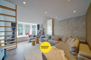 In Mariakerke (Oostende) vinden we deze prachtige woning, die charme en modern wooncomfort moeiteloos combineert. Achter de karaktervolle gevel schuilt een verrassend ruime en volledig gerenoveerde woning, die dankzij het EPC-label B geniet van een energiezuinige thuis met een warme, eigentijdse uitstraling.<br /><br />Bij binnenkomst word je verwelkomd in een verzorgde inkomhal die leidt naar de sfeervolle leefruimte. De ruime open keuken is stijlvol uitgerust met kwalitatieve toestellen zoals een inductiekookplaat met geïntegreerde dampkap, vaatwasser, oven, microgolfoven en ingebouwde koelkast. <br />Het grote schuifraam zorgt voor een vloeiende overgang naar de zonnige buitenruimte.<br /><br />Op de eerste verdieping vind je een luxueuze badkamer voorzien van een inloopdouche, vrijstaand ligbad, dubbele lavabo en tweede toilet zorgen voor optimaal comfort. Daarnaast is er een praktische wasplaats met cv-ketel, waterontharder en aansluiting voor wasmachine. Verder zijn er twee ruime en lichtrijke slaapkamers met een doordachte indeling.<br /><br />De tweede verdieping is volledig ingericht als een royale kamer met dressing en vaste trap naar de mezzanine — ideaal als master bedroom, hobbyruimte of thuiskantoor.<br /><br />De woning combineert authentiek karakter met moderne afwerking, energiezuinigheid en een praktische ligging nabij winkels, scholen en openbaar vervoer. Perfect voor wie op zoek is naar een instapklare woning vlak bij de kust.<br /><br />Interesse? Contacteer ons en plan uw bezoek in!