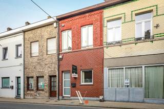 Dit prachtig huis/appartement, perfect gelegen in het hart van Izegem, is ideaal als opbrengsteigendom of voor eigen bewoning.<br />Recentelijk volledig gerenoveerd, biedt het alle comfort dat je zoekt.<br />Met een EPC-label B en conforme elektriciteit ben je verzekerd van een energiezuinige en instapklare thuis.<br /><br />Bij het binnenkomen kom je in de inkomhal, van waaruit je via de trap naar de eerste verdieping gaat. Hier vind je een gezellige eetplaats, een ruime leefruimte, een moderne keuken en een stijlvolle badkamer. Vanuit de keuken heb je toegang tot het ruime en zonnige terras, perfect voor ontspanning of een gezellige BBQ.<br /><br />Op de tweede verdieping bevinden zich twee comfortabele slaapkamers, ideaal voor een gezin of als werkruimte.<br /><br />Heb je interesse in deze unieke kans? Grijp dan nu je kans en contacteer Brecht. 