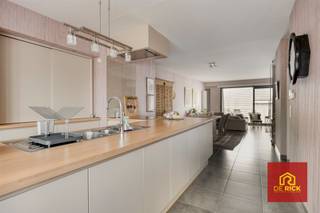 In de autoluwe Louis D'Haeseleerstraat, midden in het centrum van Aalst, bevindt zich de prestigieuze Residentie Van Limbergen, gebouwd in 2011. Op de derde en vierde verdieping vindt u dit stijlvolle duplexappartement, waar comfort, ruimte en een hoogwaardige afwerking centraal staan.De lichtrijke leefruimte met open keuken vormt het hart van de woning en sluit naadloos aan op de twee ruime terrassen. Achteraan geniet u van de ochtendzon en een prachtig groen uitzicht, terwijl het terras aan de voorzijde ideaal is om te ontspannen in de middag- en avondzon. Op deze verdieping bevinden zich daarnaast een gastentoilet en een praktische berging.Via de trap bereikt u de duplexverdieping, waar zich drie volwaardige slaapkamers, een stijlvolle badkamer, een apart toilet en een extra berging bevinden.Het appartement werd afgewerkt met duurzame en kwalitatieve materialen en verkeert in uitstekende staat. Dankzij de goede isolatie, de condenserende aardgasketel en de PVC-ramen met dubbele beglazing geniet u bovendien van een aangenaam wooncomfort en een energiezuinig verbruik.Tot slot bestaat de mogelijkheid om twee uitzonderlijk ruime garages in de kelderverdieping aan te kopen voor € 35.000 per garage. De aankoop van de garages is volledig vrijblijvend.