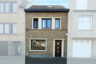 Cette maison mitoyenne, prête à emménager, est située au calme au 136, rue Nukkerstraat à Bredene, dans une rue agréable et peu passante. Grâce à...