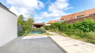 In de hoofdstraat van Westkapelle, te midden van talloze handelaren, horeca en andere zelfstandige beroepen, verkopen wij dit interessant handelshuis. Een bijzonder groot handelshuis voorzien van een winkel en een woning met 4 slaapkamers en een grote tuin. Altijd al gedroomd van uw eigen zaak op grondgebied Knokke-Heist? Dit is uw kans.<br /> <br />Aan de straatkant een ruime winkel/boetiek voorzien van een groot raam waar u zonder problemen uw ambacht kunt etaleren. Verder kan de winkel gebruik maken van zijn eigen keuken en afzonderlijk toilet. <br /> <br />Aan de achterzijde vinden we het leefgedeelte terug met een grote woonkamer die uitkijkt op de achterliggende tuin en een grote open keuken voorzien van alle toestellen. Naast de living een toffe bureauruimte en/of speelruimte voor kinderen. Aansluitend nog een uitbouw met een eerste badkamer en extra opbergruimte. Schitterende tuin aan de achterzijde met veel ruimte en veel zon, voorzien van een tuinberging waar u het nodige tuingerief kwijt kan. <br />Boven zijn er maar liefst 4 slaapkamers, een grote badkamer en een apart toilet. <br /> <br />Deze handelswoning wordt verkocht met een interessant B-label, 12 zonnepanelen en een conforme elektrische installatie. <br /> <br />Voor meer informatie of een bezoek: <br />Contacteer Willem Cauwels op tel. 050/89.27.70.