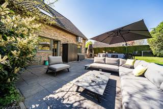 <p><span>Une opportunité à ne pas manquer : villa de caractère 4 chambres dans l’un des quartiers les plus prisés de Nandrin !</span></p>
<br />
<p><span>Composition : </span></p>
<p><span>Au rez: hall d'entrée (8m2), WC 1, séjour/sàm (41m2), cuisine (14m2), garage (25m2)</span></p>
<p><span>Au 1er : 4 chambres (22, 22, 16, 12m2), SDD (7m2), hall de nuit (7m2)</span></p>
<p><span>A l’extérieur : terrasse (65+17m2), un terrain de + de 2.000m2, emplacements de parking. </span></p>
<p><span>Au niveau technique : chauffage électrique à accumulation, 18 panneaux solaires de 2022, châssis DV PVC, PEB C (‭20250918027402 - 255 kwh/m²/an - 52 353 kwh/an). </span></p>
<p><span>Offre sous réserve d’acceptation des propriétaires. Informations non contractuelles.</span></p>
<br />
<p><span>Pour toute question ou pour organiser une visite, contactez Elisa au 0498/43.04.14 ou via l’adresse elisa.rom@weinvest.be. Nous vous accompagnons dans vos projets d’achat, d’investissement ou de vente. Profitez également de notre service d’estimation GRATUITE et SANS ENGAGEMENT!</span></p>