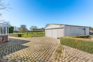 Op een mooi perceel van net geen 12 are bevindt zich deze ruime vergunde bungalow met veel potentieel.Het centrum van Tienen, met alles wat u nodig...