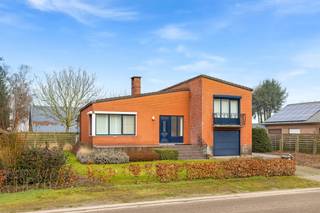 Wie in alle rust wil wonen in een landelijke omgeving is dit een buitenkans.<br />De woning ligt kort bij alle invalswegen, de autosnelweg E34 Antwerpen-Eindhoven en het centrum van Retie is ook niet veraf.<br />De woning die gebouwd is in 1970 biedt heel wat mogelijkheden.<br /><br />Via de inkomhal betreden we de woning om dan naar de ruime woonkamer te gaan met een visgraatparket en openhaard.<br />Voorts komen we in de keuken waar alle voorzieningen beschikbaar zijn.<br />Verder is er nog een wasplaats en een gerenoveerde badkamer met inloopdouche, lavabo en spiegelkast. Het gastentoilet is ook volledig vernieuwd.<br />Dan komen we in de ruime garage terecht met een automatische poort. Via een trap komen we in de kelder terecht waar zich de gas cv bevindt en de boiler.<br />Achteraan is er een ruime veranda voorzien om in alle rust te kunnen genieten.<br /><br />Dan komen we op de eerste verdieping terecht waar de slaapkamers zich bevinden en de tweede badkamer met douche in het bad, een lavabo en een toilet.<br /><br />Kortom een woning met potentieel om in alle rust in een landelijke omgeving te kunnen wonen !