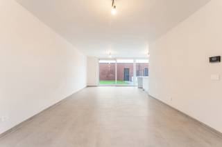 Deze nieuwe, energiezuinige woningen bouwen we nabij de Kortrijkstraat in Menen: een nieuwe, aangename woonbuurt op 1,9 km van de Grote Markt met een ruim aanbod aan winkels en horecazaken. Via de N32 geniet je van een vlotte verbinding met de A19, E403, ... Menen ligt aan de Leie met tal van mooie wandel- en fietsroutes.
Deze tijdloze nieuwbouwwoningen beschikken over: een inkomhal met toilet, een ruime woon- en eetkamer met veel lichtinval, een -naar eigen keuze ingerichte- open keuken, een aansluitende berging en een zuid gerichte tuin waar een dubbele garage met fietsen- en tuinberging opgericht wordt. Op de eerste verdiepding vind je 2 slaapkamers, een badkamer, een afzonderlijk toilet en een berging. De tweede verdieping herbergt nog eens 2 slaapkamers. Kortom: deze woningen bieden een zee aan ruimte!
Je kiest zelf de afwerkingsmaterialen voor keuken, badkamer, vloeren en binnendeuren. Zo kan je precies wonen zoals jij het zelf wilt. Het gebruik van een warmtepomp, in combinatie met vloerverwarming en zonnepanelen zorgt er bovendien door dat jouw toekomstige energiefactuur onder controle blijft (E10).
Een kijkje nemen? Deze 6 nieuwe woningen bouwen we nabij Groenestraat 61. Wil je graag meer info? Contact ons en ontdek alle details!
Deze woning wordt verkocht onder BTW-stelsel.