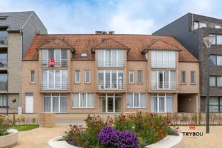 Ruim duplex appartement pal op de Markt van Houthulst.De indeling is als volgt:inkomhal - badkamer met inloopdouche, toilet en lavabomeubel - ruime...