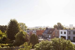 <p><strong>Bent u op zoek naar een instapklare eengezinswoning met maar liefst vier slaapkamers? Dan is deze woning met een bewoonbare oppervlakte van 201 m² zeker een bezoek waard!</strong><br />Gelegen in de Frans Timmermansstraat geniet deze woning van een uitstekende bereikbaarheid. Scholen, winkels, openbaar vervoer en het centrum bevinden zich op wandelafstand. Ook met de wagen bent u vlot verbonden met de Ring.<br /><br /><span>Indeling</span><br /><br />We komen binnen in de inkomhal, die ons naar de gezellige woon- en eetkamer leidt. Aansluitend aan de eetkamer bevindt zich de ruime keuken, die voorzien is van alle comfort. Verder vinden we op het gelijkvloers nog een praktische berging en een gastentoilet.<br /><br />Op de eerste verdieping bevinden zich twee ruime slaapkamers, een zéér ruime dressing en een volledig vernieuwde badkamer. Deze is uitgerust met zowel een inloopdouche als een ligbad.<br /><br />De tweede verdieping beschikt over een kleine bureau en twee volwaardige slaapkamers. Vanuit deze verdieping heeft u bovendien toegang tot het prachtige dakterras. De ideale plek om heerlijk te ontspannen en te genieten van het mooie uitzicht.<br /><br /><strong>TROEVEN:</strong><br />- Gunstig EPC (energiescore B)<br />- Elektriciteit conform<br />- Volledig instapklaar, recente totaalrenovatie badkamer/dressing<br />- Gunstige ligging nabij centrum Zellik<br /><br />Daarnaast beschikt de woning over een kelder en een zolder. Aan opbergruimte geen gebrek is.<br /><br />Wordt deze instapklare woning uw nieuwe thuis? Maak vandaag nog een afspraak voor een bezoek!<br /><strong>info@impromove.be – 02 887 80 56</strong></p>
