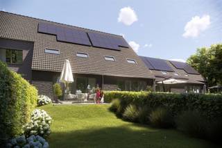 <p><span>Klassieke nieuwbouw, goed gelegen in Mol - Ginderbuiten.</span></p><p><span>Ontdek dit nieuwbouwproject met vijf woningen aan de Heergrachtstraat te Mol. Er is hierbij niet enkel plaats voor bebouwing maar ook voor openbaar groen. Dankzij een kleine groenzone vormt deze verkaveling een charmant geheel waar het aangenaam wonen is. </span></p><p><span>Indeling en ruimte:</span></p><p><span>De woningen zijn ontworpen voor optimaal wooncomfort met een ruime en lichte woonkamer die naadloos overgaat in een open keuken. Er is tevens een inkom, toilet en berging-wasplaats. </span></p><p><span>Er is een inpandige garage, en de leefruimte geeft direct toegang tot de tuin, wat zorgt voor een open en luchtig gevoel.</span></p><p><span>Boven zijn er drie ruime slaapkamers. Ook vloerverwarming op de slaapkamers.</span></p><p><span>De zolderverdieping is bereikbaar via een vaste trap naar de zolder, waar u een zeer ruime 4de slaapkamer kan inrichten. </span></p><p><span>De moderne badkamer is uitgerust met zowel een ligbad als een douche, dubbele lavabo en toilet.</span></p><p><span>Een prachtige gesloten bebouwing van 352m². </span></p><p><span>Gebouwd met kruipkelder.</span></p><p><span>De woning is voorzien van zonnepanelen 5600 KWp, wat niet alleen bijdraagt aan een duurzame energievoorziening, maar ook zorgt voor een lagere energiekost.</span></p><p><span>Voor meer informatie, het lastenboek en de plannen kunt u terecht op ons kantoor of op onze website www.vanheesimmo.be</span></p><p><span>Voor een afspraak kan u ons steeds bereiken op 475 811 815 of via info@vanheesimmo.be</span></p><p><span>BEN 10 woningen</span></p><p><span> </span></p>