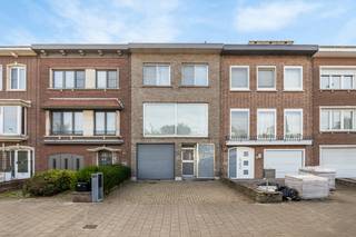 (Grondplannen, EPC en asbestinventaris zijn terug te vinden bij "Documenten" op de Wellimmo-site)<br /><strong>Algemeen</strong><br />Deze ruime dokterswoning met maar liefst 329 m² bewoonbare oppervlakte werd gebouwd in 1972 (stevige betonconstructie). De woning dient gemoderniseerd te worden, maar is structureel in zeer goede staat. Het dak werd vernieuwd in 2016 en de twee badkamers in 2022. Het huis bevindt zich op een perceel van circa 252 m², beschikt over een tuin van ca. 80 m² en een ruim leefterras van ongeveer 25 m².<br /><strong>Ligging</strong><br />De Venneborglaan in Deurne geniet van een gunstige ligging in een rustige, groene woonstraat met het charmante karakter van het interbellum, terwijl alle dagelijkse voorzieningen vlakbij zijn. Bovendien is de woning gelegen op een boogscheut van het Rivierenhof, het mooiste park van Antwerpen!<br /><strong>Indeling</strong><br />U betreedt de woning via de inkomhal, die toegang geeft tot de inpandige garage en meerdere kamers. Het gelijkvloers werd jarenlang gebruikt als tandartsenpraktijk en kan opnieuw perfect dienstdoen voor wie wonen en werken wil combineren.<br />Via de draaitrap of de lift (!) bereikt u de eerste verdieping. De zeer ruime leefruimte met massieve parketvloer geniet van veel lichtinval dankzij het zuidoost-georiënteerde terras met schuifdeur. De ruime keuken dient opgefrist te worden. (PS: de muur tussen keuken en leefruimte is geen dragende muur). Verder beschikt de eerste verdieping over een hal met ingemaakte kast en een apart toilet.<br />De tweede verdieping omvat drie volwaardige slaapkamers en twee badkamers. De master bedroom is uitgerust met airco en ingemaakte kasten.<br />Ten slotte is de woning quasi volledig onderkelderd.<br /><br /><strong>Troeven:</strong><br />- Zeer ruime polyvalente woning<br />- Seventies vibes<br />- Lift<br />- ZO- tuin<br />- Vernieuwd dak<br /><br /><strong>Interesse? Contacteer ons via info@wellimmo.net of bel naar 03 225 00 68!</strong><br /> 