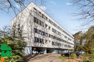 Duplexappartement (3e &amp; 4e verdieping) op groene locatie<br /><br />Dit volledig gerenoveerde duplexappartement is gelegen in een rustige, bosrijke omgeving.<br /><br />Indeling:<br /><br />1e verdieping:<br />Inkomhal met vestiaire, berging, lichtrijke woonkamer en vernieuwde keuken met aansluitend terras.<br /><br />2e verdieping:<br />Nachthal, 2 bergingen, 2 ruime slaapkamers en badkamer (lavabo, douche en toilet).<br /><br />Het appartement werd met hoogwaardige materialen gerenoveerd en is instapklaar.<br /><br />Ook in de gemeenschappelijke delen werden de voorbije jaren tal van vernieuwingen uitgevoerd, waaronder de lift, het dak en de dakisolatie. Bovendien werd recent de buitengevel geschilderd.<br /><br />Een private, overdekte autostaanplaats. Daarnaast is er voldoende publieke parkeergelegenheid voor de deur. Ook is er een gemeenschappelijke fietsenstalling aanwezig.<br /><br />Gelegen op een rustige, groene locatie nabij de Europese School.<br /><br />EPC: 191 kWh/m²<br /><br />Troeven:<br />- Gunstig EPC B<br />- Ruime slaapkamers<br />- Groene omgeving<br />- Overdekte parking<br /><br />Interesse?<br />Contacteer IMMO SP via 014/59.10.20 of mail naar Jill@immosp.be<br />voor meer informatie of een bezoek ter plaatse.<br /><br />Benieuwd naar de waarde van uw eigen woning? Vraag vrijblijvend uw gratis schatting aan — wij helpen u graag verder!