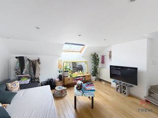 <strong>ELSENE : Vlak bij de vijvers van Elsene en alle openbaarvervoersverbindingen, mooie duplexwoning met 1 slaapkamer en een terras van ±48 m², gelegen op de 3e verdieping zonder lift. De indeling is als volgt: inkomhal, woonkamer ±18 m², ingerichte keuken (oven, kookplaten, afzuigkap, koelkast), terras op het zuidwesten. Op de bovenverdieping: slaapkamer van ±11 m² met inbouwkasten. Kosten: 50 €/maand, inclusief gemeenschappelijke kosten, koud water en een aansprakelijkheidsverzekering. EPC G. Beschikbaar vanaf 01/11/2026.</strong><br /><br /><span>Op de 3e verdieping zonder lift:</span><br />- Entreehal <br />- Woonkamer ±18 m²<br />- Ingerichte keuken (oven, kookplaten, afzuigkap, koelkast) <br />- Terras op het zuidwesten<br />- Slaapkamer ±11 m² met inbouwkasten